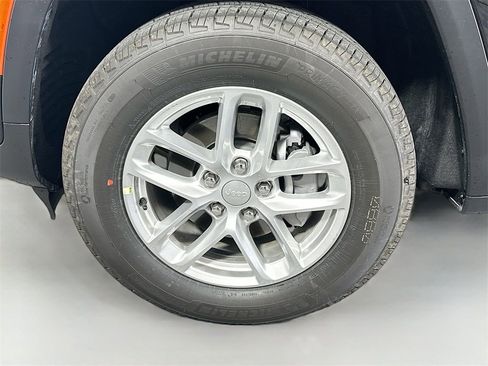 New 2025 Jeep Grand Cherokee Laredo w/ Luxury Tech Group I image 11