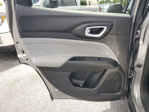 Used 2022 Jeep Compass Latitude image 9