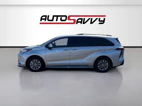 Used 2025 Toyota Sienna XLE w/ XLE Plus Package FWD image 4