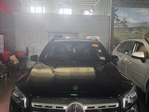 Used 2021 Mercedes-Benz GLB 250 4MATIC image 2