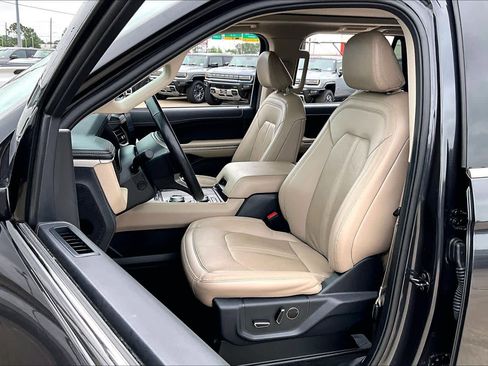 Used 2024 Ford Expedition Limited AWD/4WD image 8