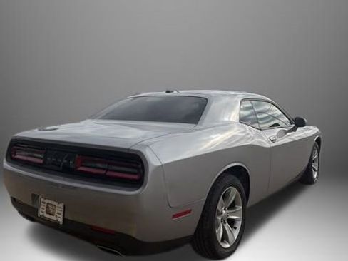 Used 2016 Dodge Challenger SXT image 6