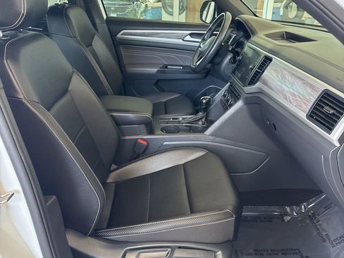 Used 2021 Volkswagen Atlas Cross Sport SE FWD image 9
