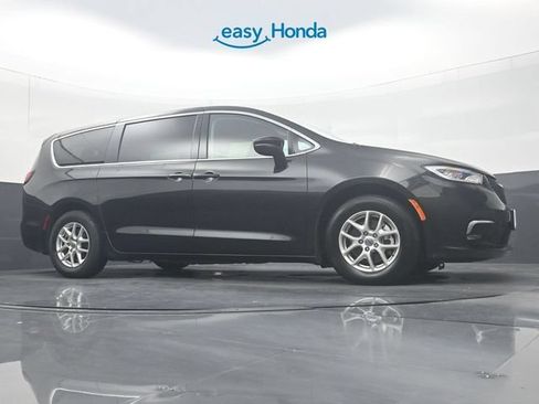 Used 2023 Chrysler Pacifica Touring-L FWD image 27
