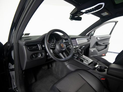 Certified 2025 Porsche Macan image 15