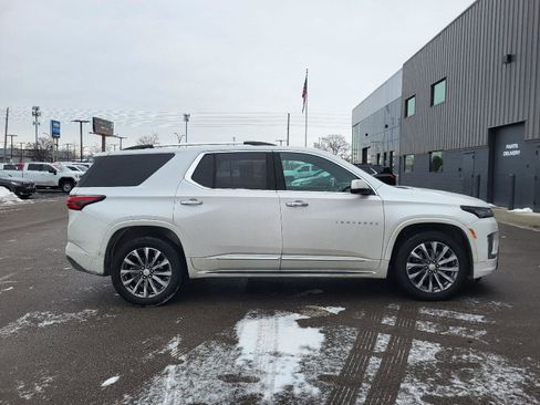 Used 2023 Chevrolet Traverse Premier image 2