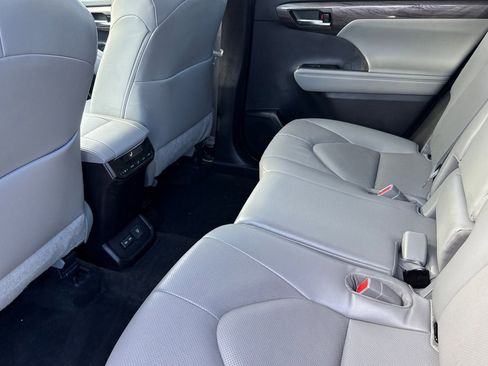 Used 2023 Toyota Highlander Limited image 28