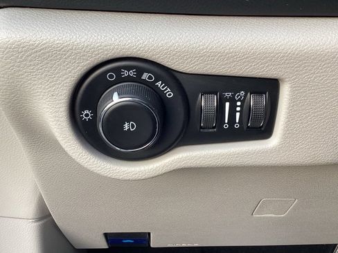 Used 2023 Chrysler Pacifica Touring-L FWD image 26