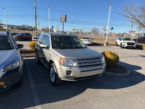 Used 2011 Land Rover LR2 HSE image 2