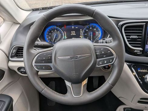 Certified 2023 Chrysler Pacifica Touring-L image 18