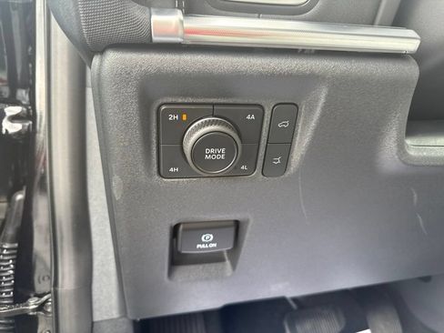 Used 2025 Ford Expedition Platinum w/ Driver's Package AWD/4WD image 32