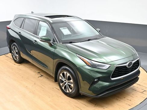 Used 2023 Toyota Highlander XLE AWD/4WD image 46