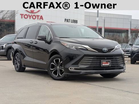 Used 2025 Toyota Sienna Platinum image 2