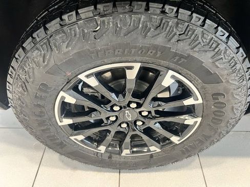 Used 2025 Chevrolet Traverse Z71 image 8