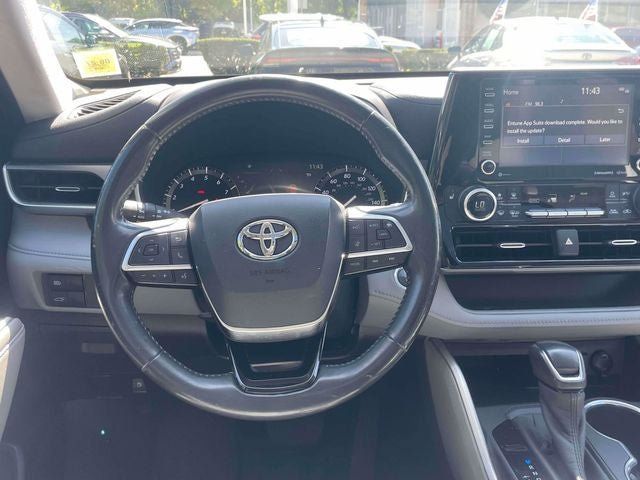 Used 2020 Toyota Highlander XLE AWD/4WD image 16