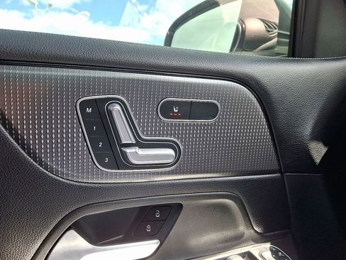 Used 2021 Mercedes-Benz GLB 250 4MATIC image 30