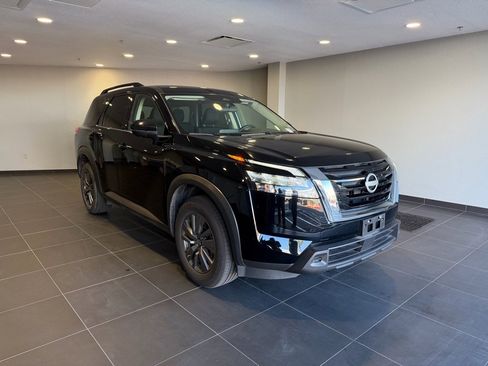 Used 2025 Nissan Pathfinder SV image 3