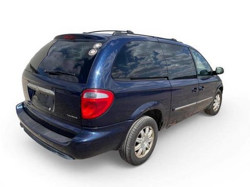Used 2005 Chrysler Town & Country Touring FWD image 5
