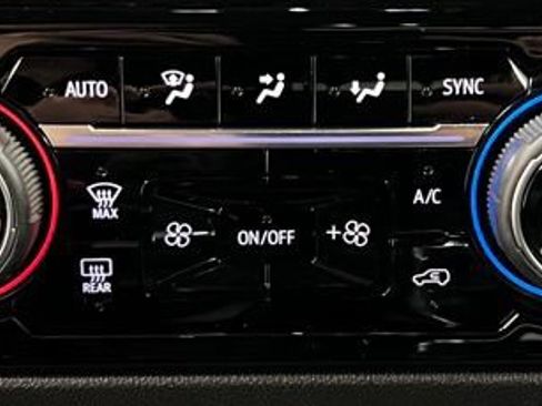 Used 2023 Chevrolet Silverado 1500 High Country w/ High Country Premium Package AWD/4WD image 34
