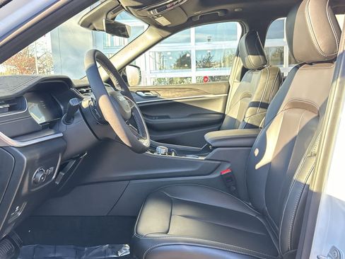 New 2025 Jeep Grand Cherokee Limited image 7