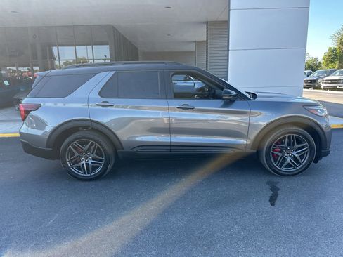 Used 2025 Ford Explorer ST AWD/4WD image 3