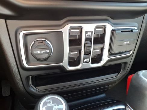 Used 2023 Jeep Wrangler Unlimited Sahara AWD/4WD image 28