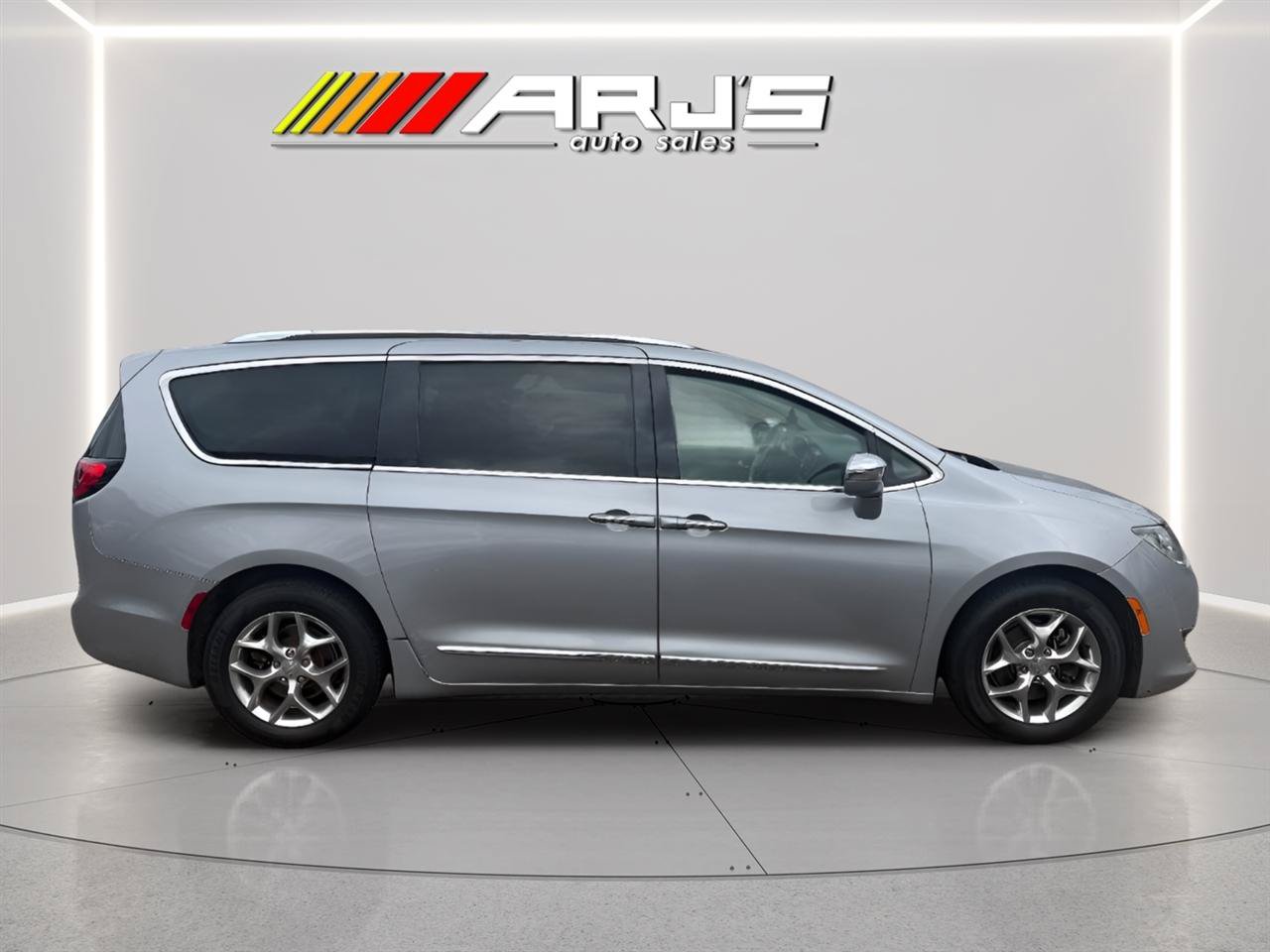 Used 2018 Chrysler Pacifica Limited FWD image 4