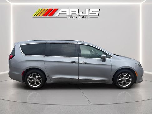 Used 2018 Chrysler Pacifica Limited FWD image 4