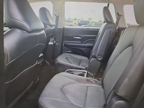 Used 2025 Toyota Grand Highlander AWD image 13