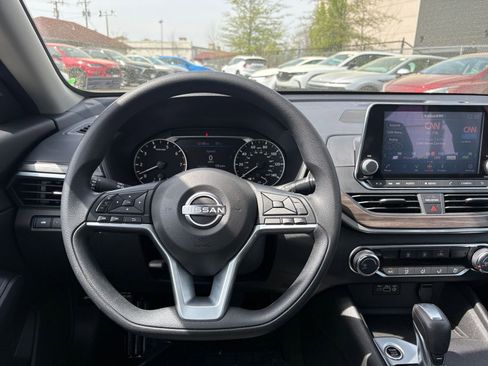 Used 2025 Nissan Altima 2.5 SV FWD image 34