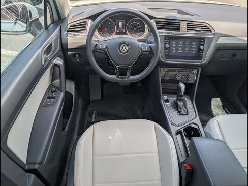 Used 2021 Volkswagen Tiguan SE w/ Panoramic Sunroof Package FWD image 9