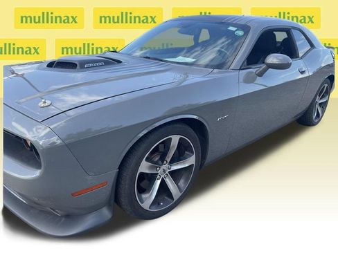 Used 2017 Dodge Challenger R/T RWD image 5