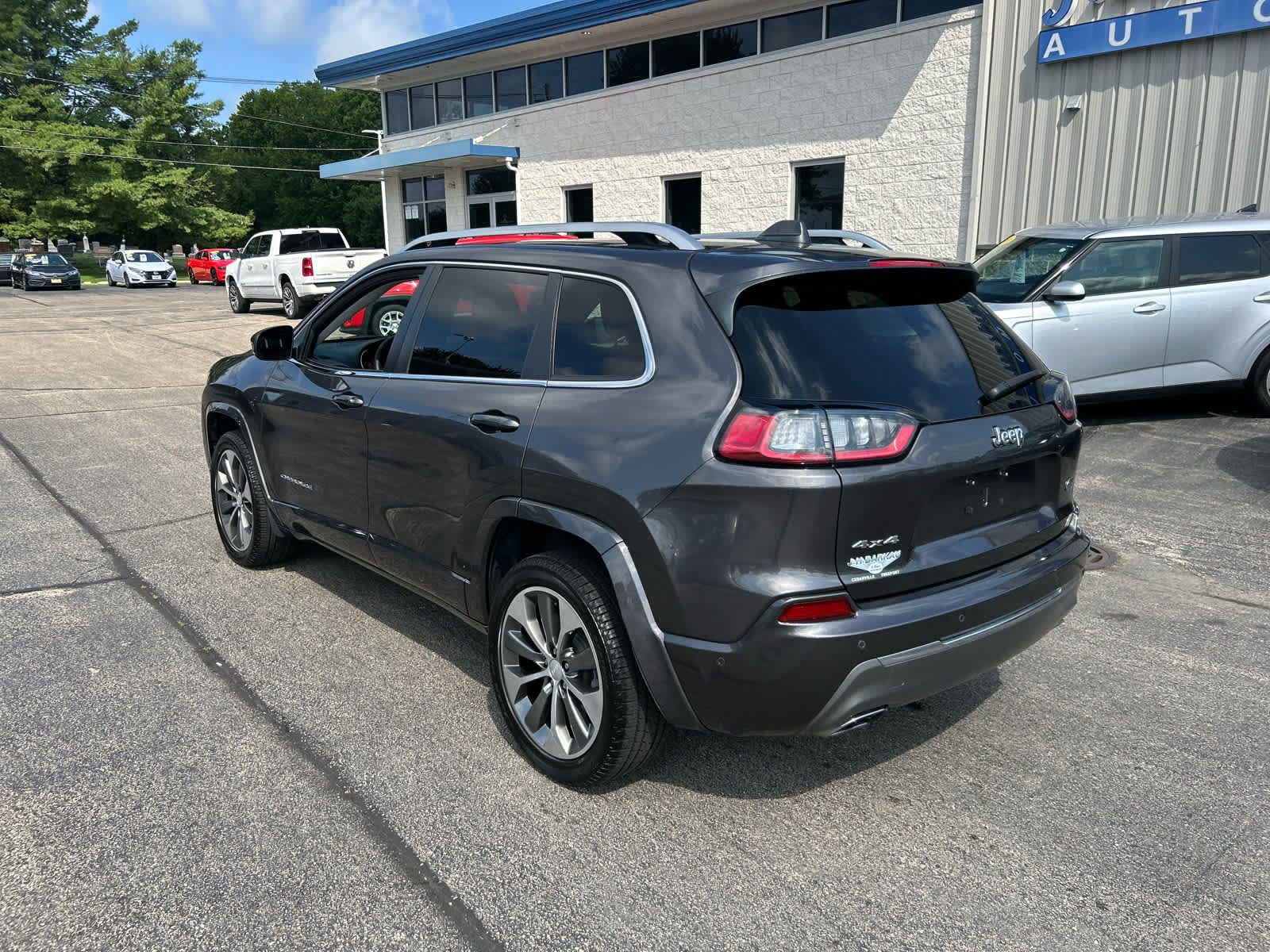 Used 2019 Jeep Cherokee Overland w/ Technology Group AWD/4WD image 5