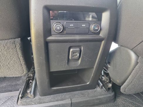 Used 2021 Chevrolet Traverse LT FWD image 17