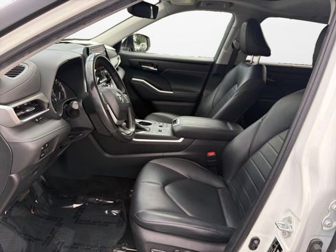 Used 2023 Toyota Highlander XLE FWD image 9