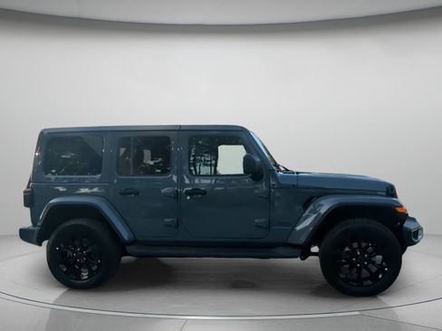 Used 2025 Jeep Wrangler Unlimited Sahara AWD/4WD image 33