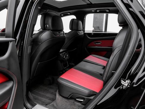 Used 2023 Bentley Bentayga image 42