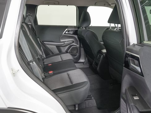 Used 2023 Mitsubishi Outlander ES image 10