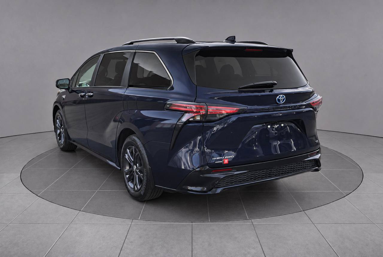 Used 2025 Toyota Sienna XSE AWD/4WD image 4