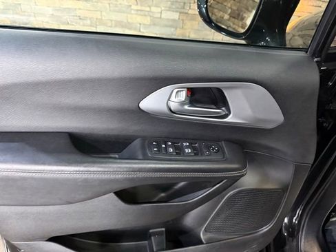 Used 2018 Chrysler Pacifica Touring Plus w/ S Appearance Package FWD image 9