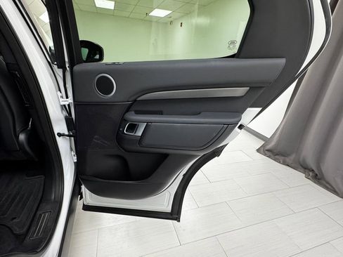 Used 2017 Land Rover Discovery HSE image 16