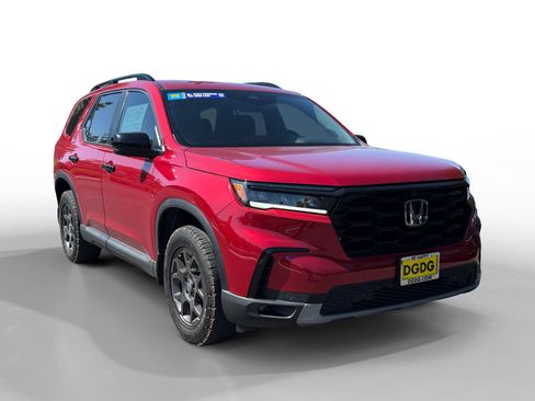 Used 2025 Honda Pilot TrailSport image 7