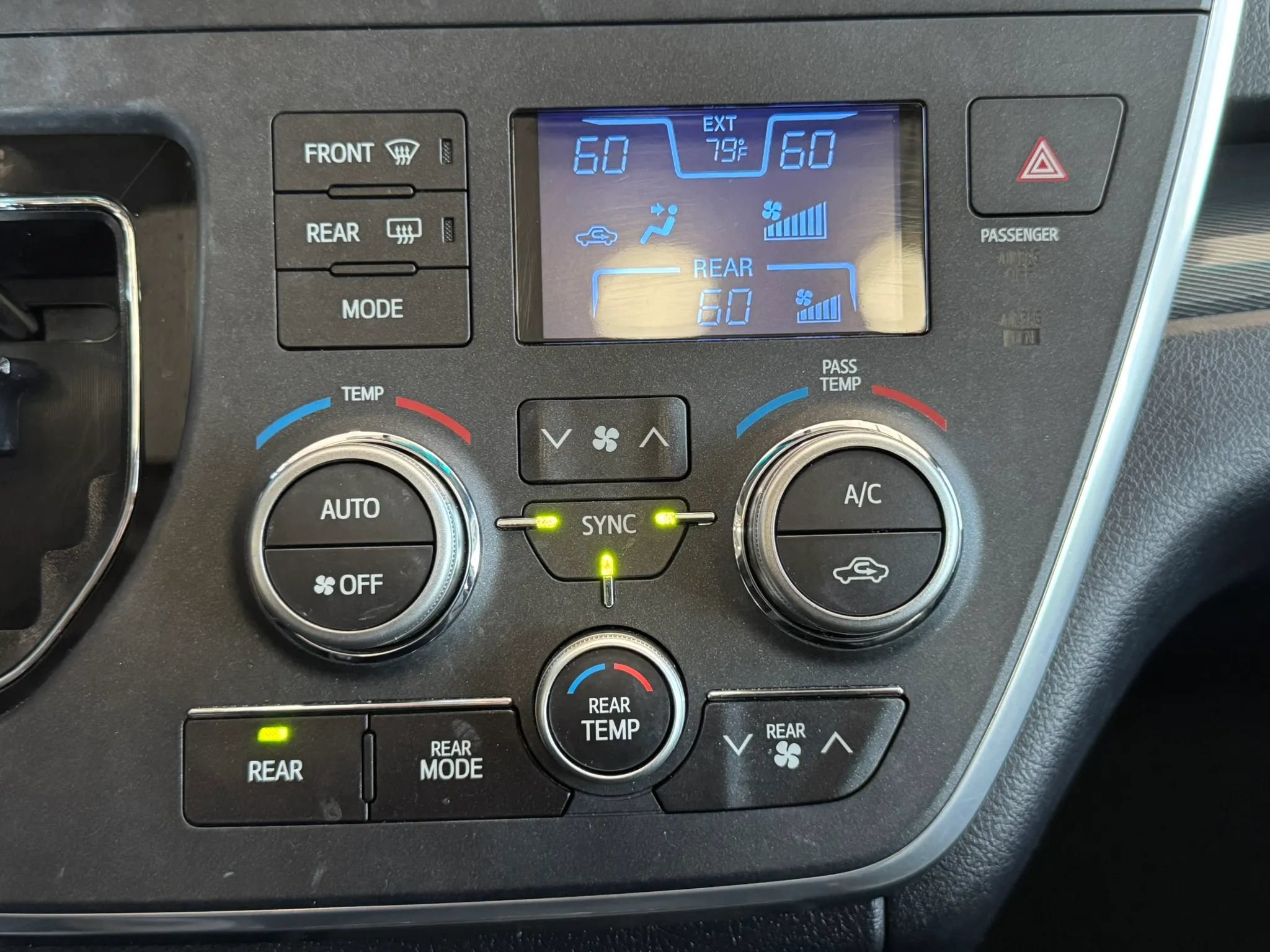 Used 2017 Toyota Sienna SE Premium FWD image 18