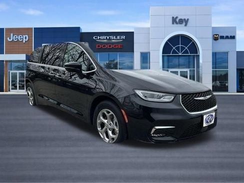 Used 2024 Chrysler Pacifica Limited FWD image 32