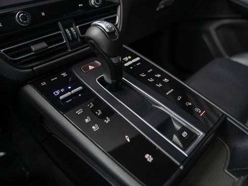 Certified 2023 Porsche Macan AWD/4WD image 15
