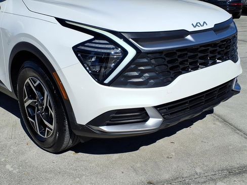 Used 2025 Kia Sportage LX image 9