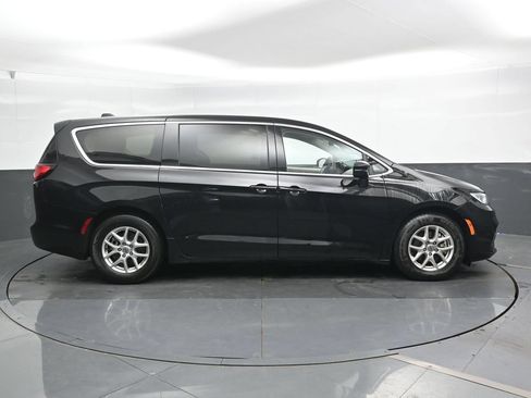 Used 2024 Chrysler Pacifica Touring-L FWD image 3