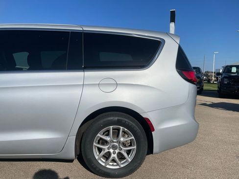 Used 2024 Chrysler Pacifica Touring-L FWD image 29
