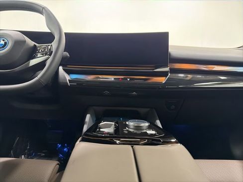 Used 2025 BMW i5 xDrive40 w/ Premium Package image 35