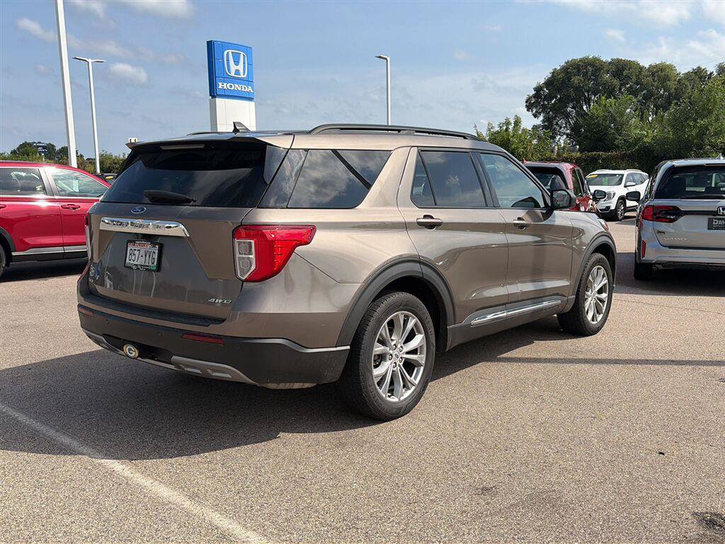 Used 2021 Ford Explorer XLT w/ Equipment Group 202A AWD/4WD image 11